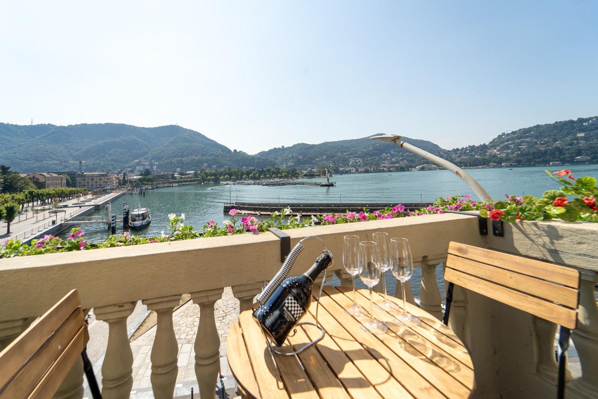 Appartamento Esclusivo Fronte Lago, In Centro A Como Con Garage Esterno foto