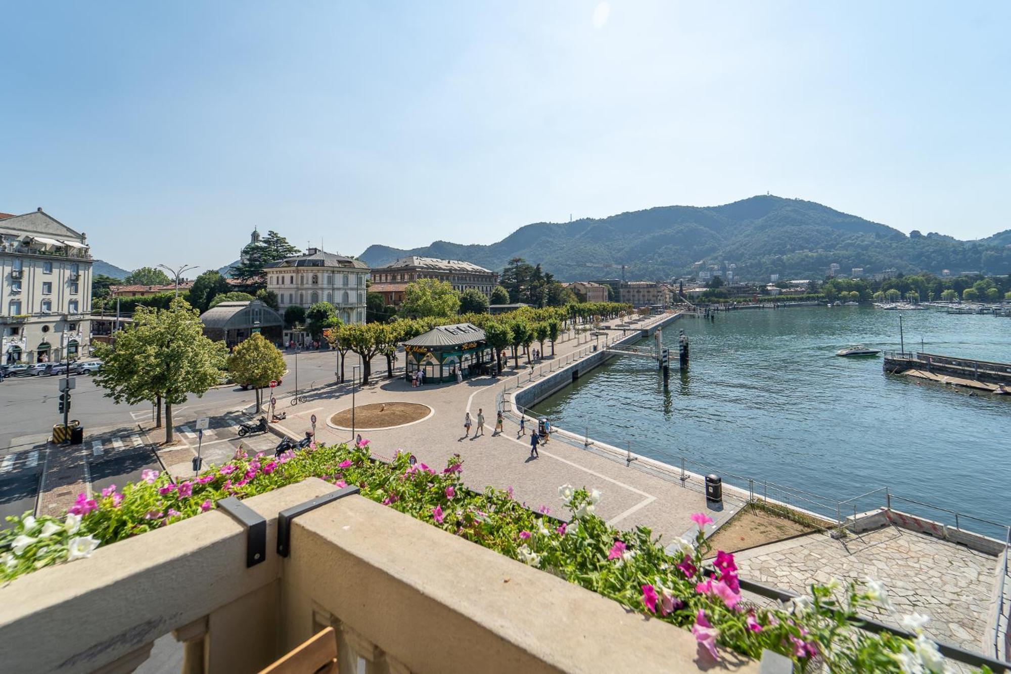 Appartamento Esclusivo Fronte Lago, In Centro A Como Con Garage Esterno foto