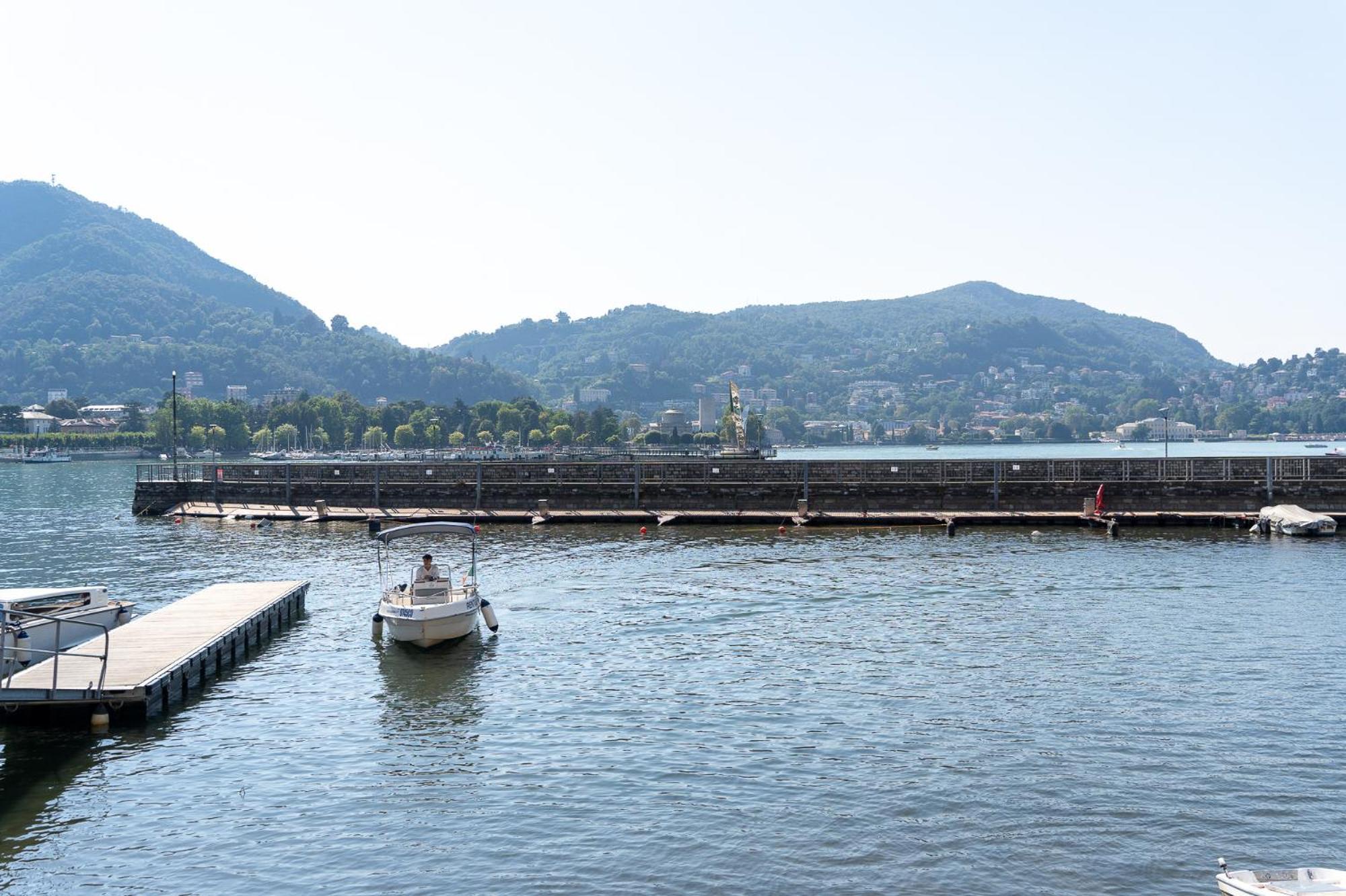 Appartamento Esclusivo Fronte Lago, In Centro A Como Con Garage Esterno foto