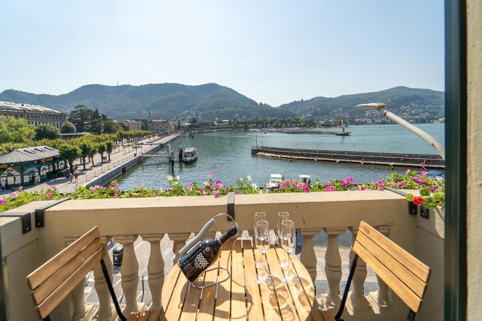 Appartamento Esclusivo Fronte Lago, In Centro A Como Con Garage Esterno foto
