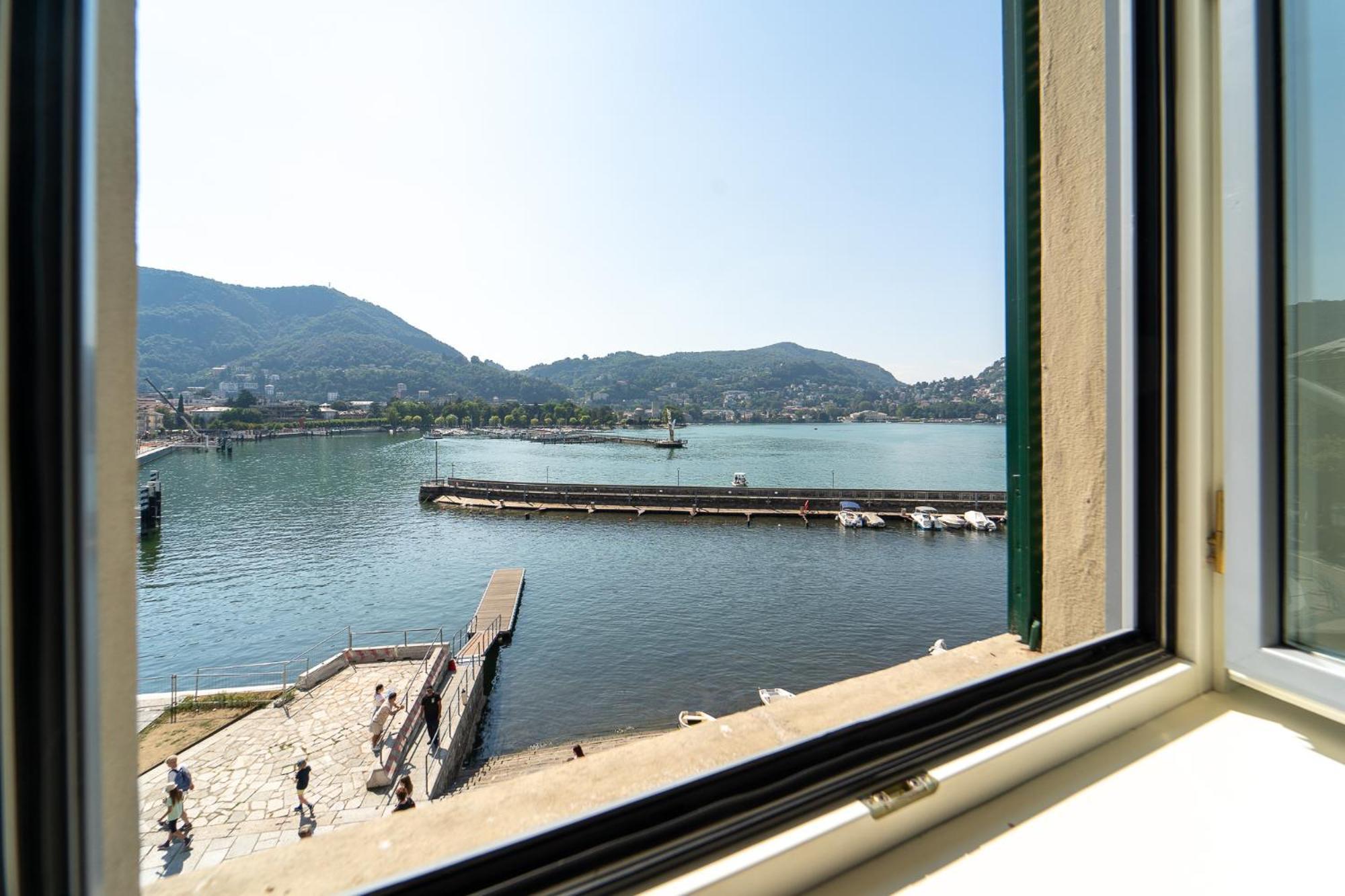 Appartamento Esclusivo Fronte Lago, In Centro A Como Con Garage Esterno foto
