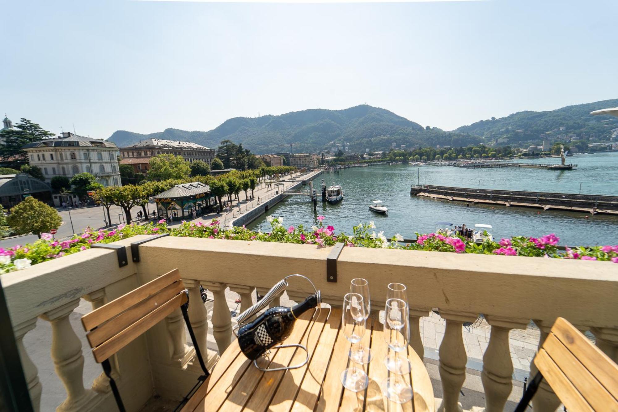 Appartamento Esclusivo Fronte Lago, In Centro A Como Con Garage Esterno foto