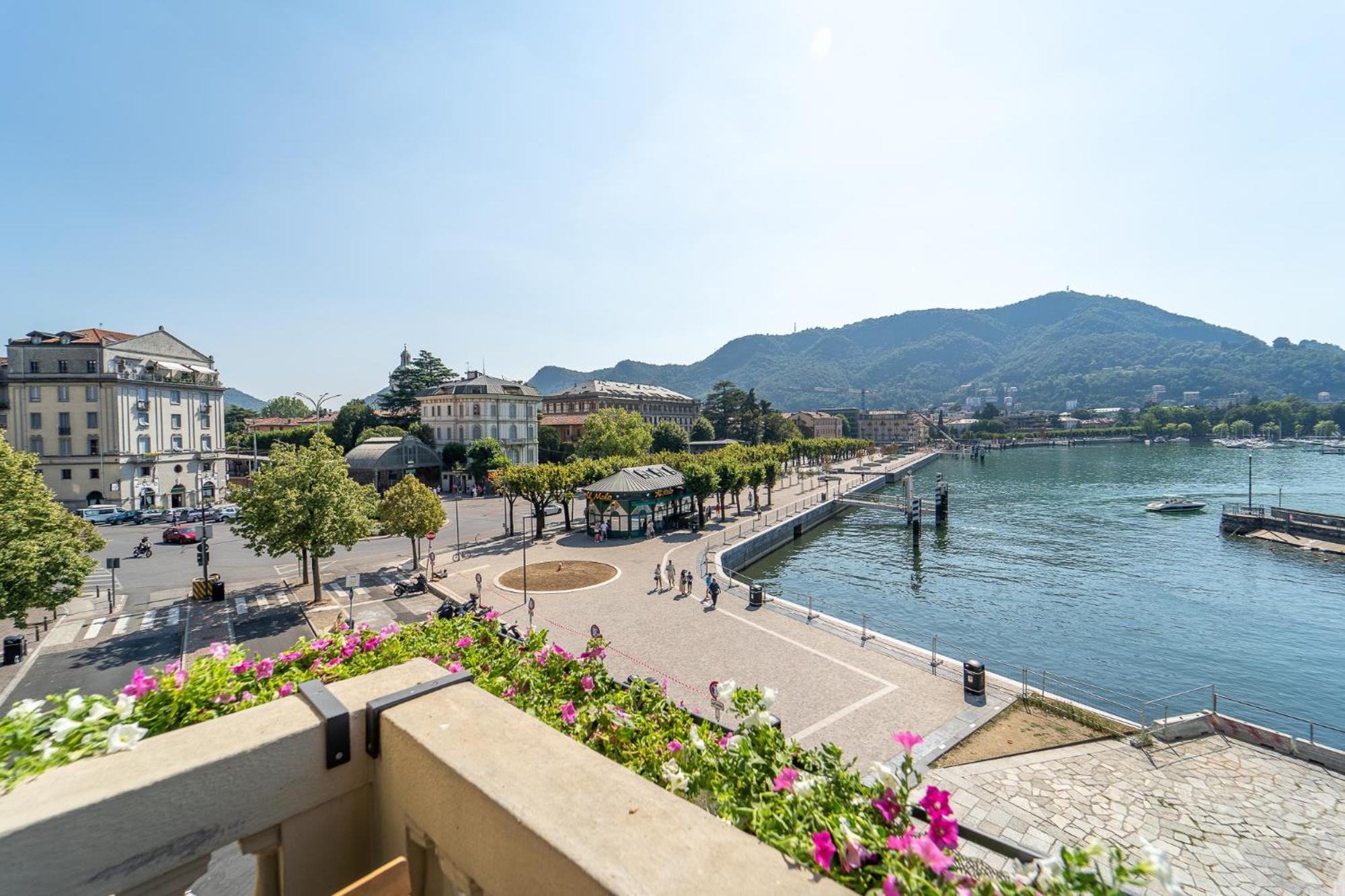 Appartamento Esclusivo Fronte Lago, In Centro A Como Con Garage Esterno foto