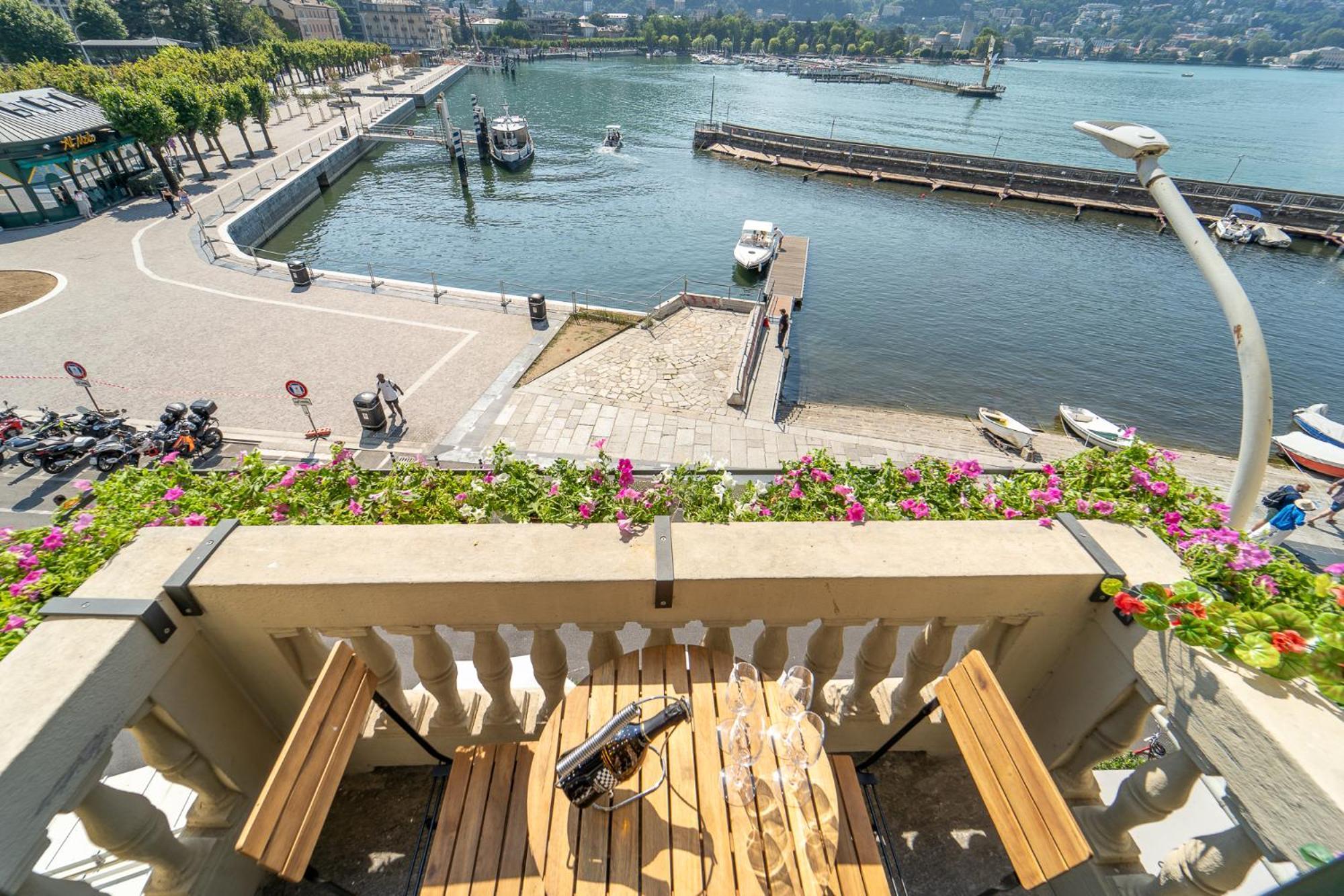 Appartamento Esclusivo Fronte Lago, In Centro A Como Con Garage Esterno foto